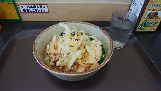 中井麺宿にて昼食 かけうどん380円＋かき揚げ140円