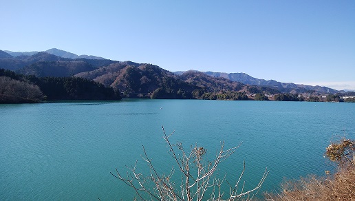 大棚沢広場駐車場から宮ヶ瀬湖を望む