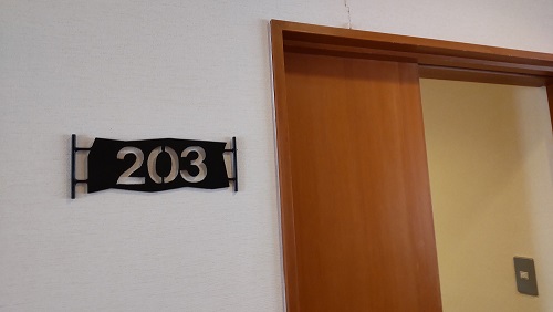 部屋は畳にベットの203号室