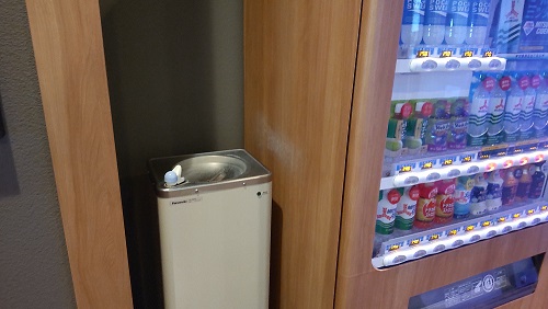 成田空港温泉 空の湯 岩盤浴エリア 冷水機と自動販売機