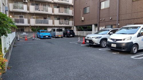 橋本パークホテル 表側駐車場