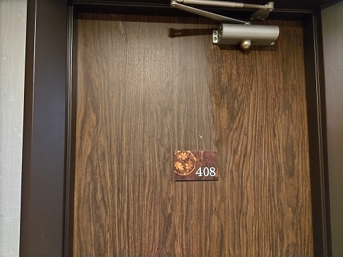 部屋は4階408号室
